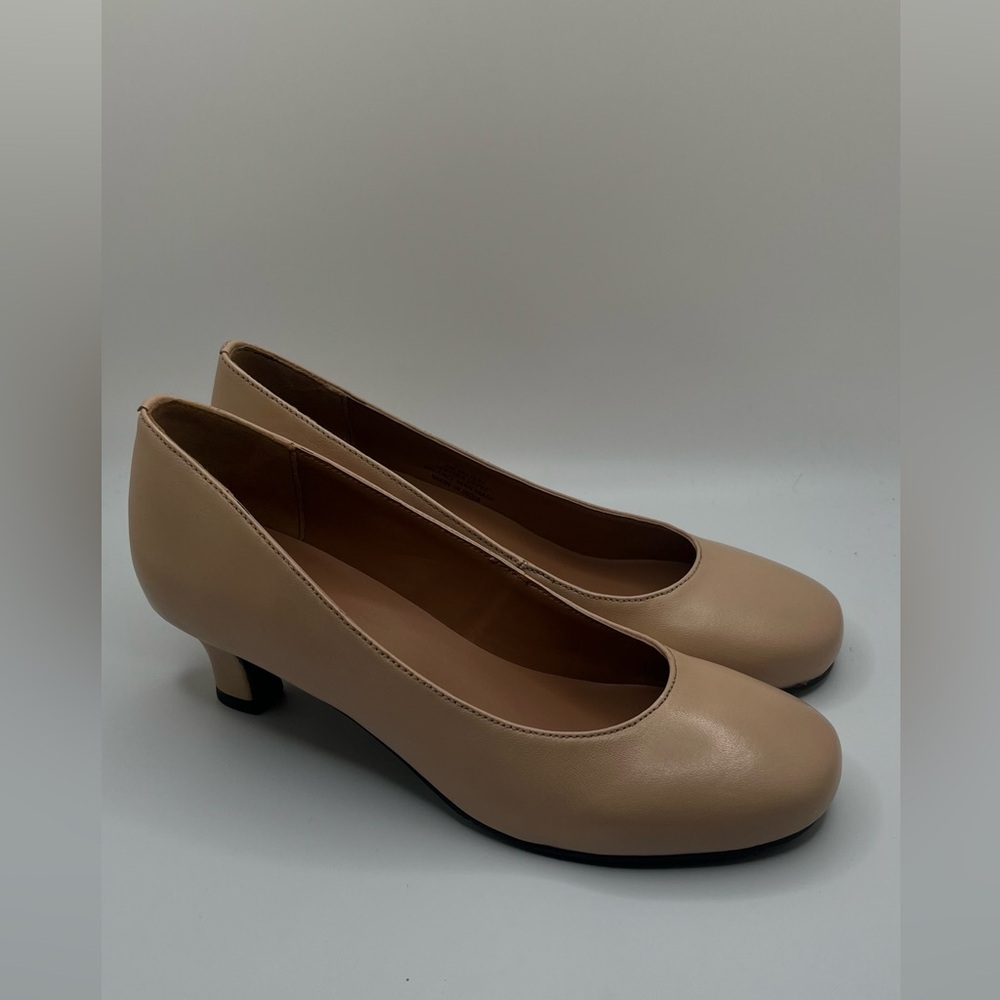 NWOT ARRAY Women's Tan Lily Comfort Slip- On Low Heel Pumps Size  7 M